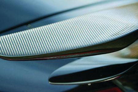 Heckflügel in Sichtcarbon.