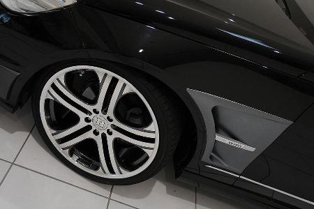 Aluminium-Sportkotflügel mit seitlichen Luftauslässen runden die E-Klasse ab.