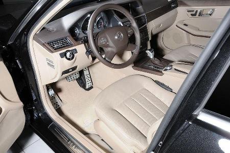 Edelstahl-Einstiegsleisten heißen den Fahrer und den Beifahrer willkommen.