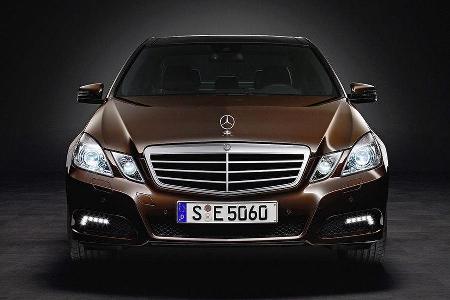 Das Vier-Augen-Gesicht trägt Ecken.