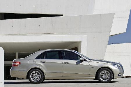 Die neue E-Klasse kommt in zwei Ausstattungsvarianten.