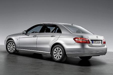 Die E-Klasse liegt dank Sportfahrwerk um insgesamt 15 Millimeter tiefer