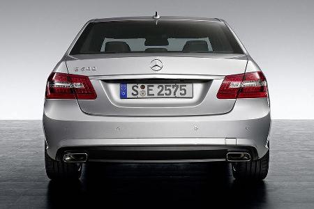 Am Heck glänzen polierte Edelstahlblenden.