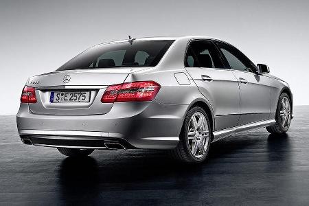 Bei den Vierzylinder-Benzinern runden zweiflutige, ovale Edelstahlauspuffblenden das Bild ab. Die Diesel-Modelle müssen sich...