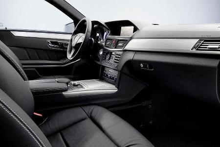 Die AMG-Paket-Sitze sind mit einer Materialkombination aus Mikrofaser und einer Ledernachbildung mit hellen Ziernähten bespa...