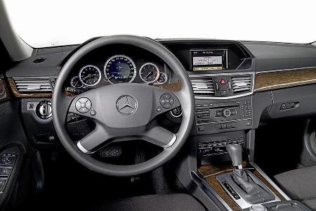 Die Vierzylinder tragen den Schalthebel auf der Mittelkonsole.