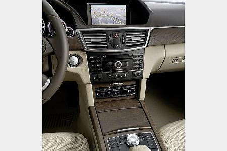 V6- und V8-Modelle haben einen Wählhebel am Lenkrad.