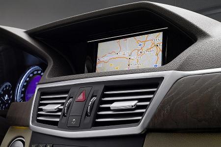 Zentral positioniertes Navigationssystem.