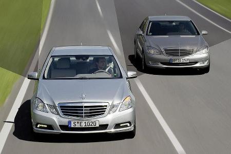 Ein Toter-Winkel-Assistent arbeitet in den Rückspiegeln.