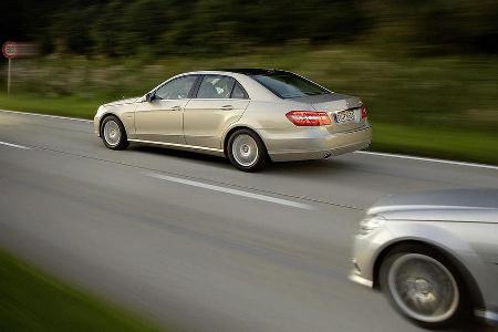 Das System warnt vor herannahenden Fahrzeugen im Toten Winkel.