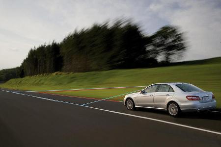 Der Spurhalte-Assistent soll ein Abkommen von der Fahrbahn verhindern.