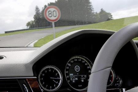 Der Geschwindigkeitsassistent erkennt Tempolimits.