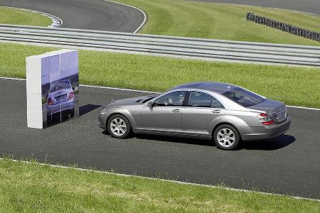 Bei akuter Unfallgefahr bremst die E-Klasse automatisch.