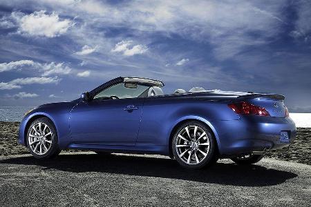 Hinter den serienmäßigen 18 Zoll großen Leichtmetallfelgen im Fünfspeichen-Look mit 225/50er-Bereifung vorne und 245/45-Reif...