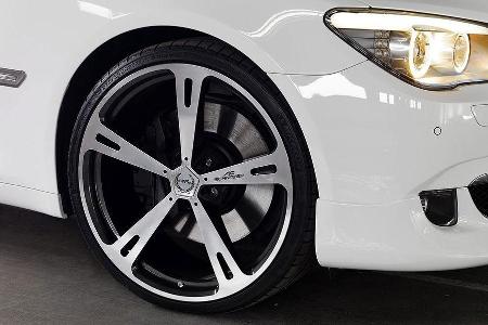 Die Radhäuser füllen bis zu 22 Zoll große Felgen.