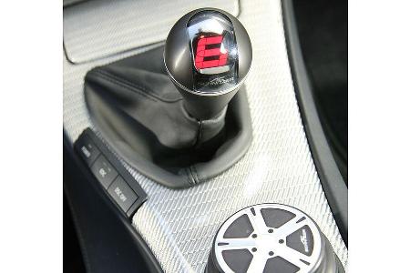 Markante Leuchtdioden im Schaltknauf zeigen den Gang an ...