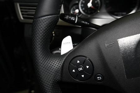 Das vom SL 63 AMG übernommene 7-Gang-Speedshift-Sportgetriebe mit im Ölbad laufender nasser Anfahrkupplung wird auch im E63 ...