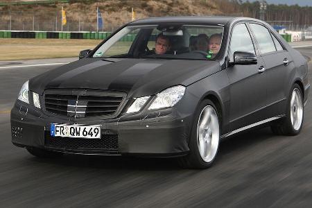 Die neu entwickelte Vorderachse mit gegenüber dem Serien-Achtzylinder um 56 Millimeter größerer Spurweite, Rohrstabilisator,...