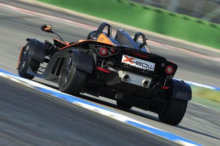 Im KTM X-Bow ist man - für Autofahrer eher ungewohnt - nur mit dem Nötigsten bewaffnet.