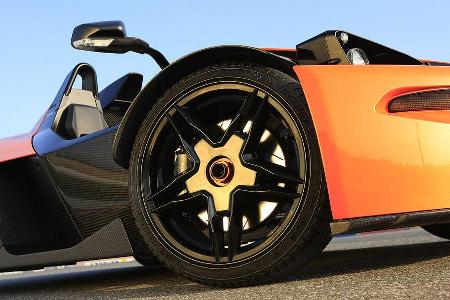 Die vorderen Räder sind kleiner als die hinteren, ...