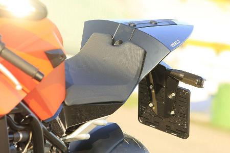 Der Arbeitsplatz des RC8-Piloten fällt ähnlich spartanisch aus wie der des X-Bow-Fahrers.