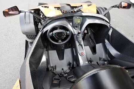 Der Innenraum wirkt spartanich, ist funktional und aufgeräumt.