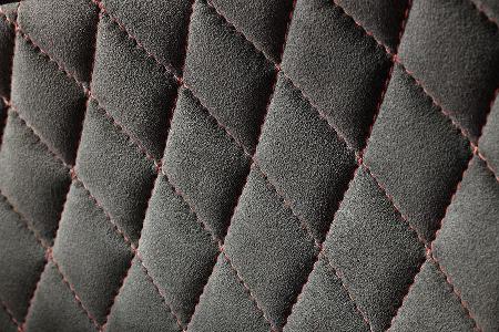 Im Innenraum sparte Bentley knapp 24 Prozent Gewicht ein.