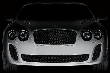 In Sachen Höchstgeschwindigkeit legt der Supersports eine Schippe nach und gibt sich erst bei 329 km/h den Fahrtwiderständen...