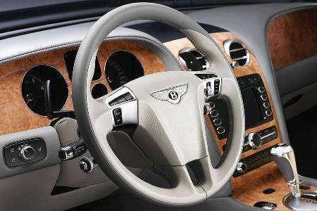 Hinter diesem Lenkrad geht es auf Wunsch flott voran. Bei geschlossenem Verdeck rennt der Brite bis zu 322 km/h. Offen sind ...