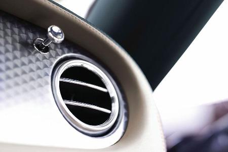 Edles Leder und Aluminium im Innenraum.