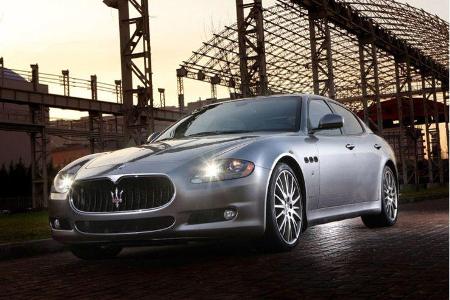 Das neue Top-Modell des Maserati Quattroporte trägt einen schwarzen Kühlergrill sowie Scheinwerfer im Titan-Look.