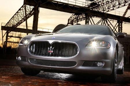 Straffere Dämpfer sowie gekürzte Federn senken den Schwerpunkt des Quattroporte weiter ab.