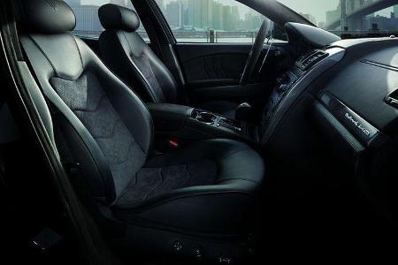 Die Sportsitze tragen Leder und Alcantara.