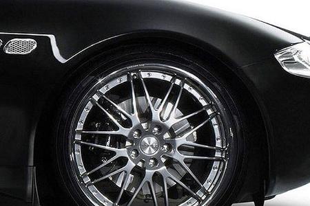 20 Zoll-Leichtmetallräder füllen die Radhäuser.