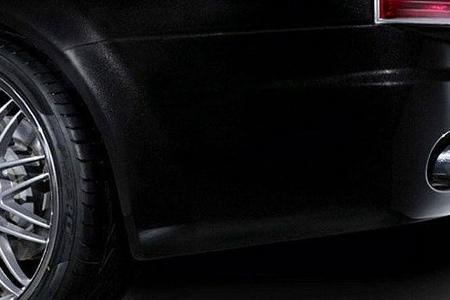 Die doppelten Auspuffendrohre kommen in Edelstahl daher.