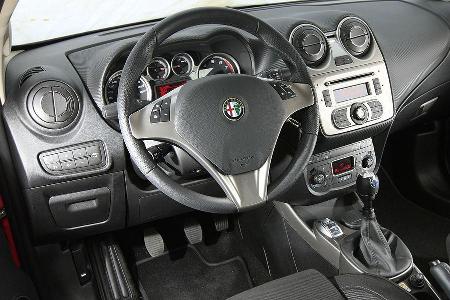 Ansonsten gefällt das Cockpit mit hochwertigen Oberflächen.