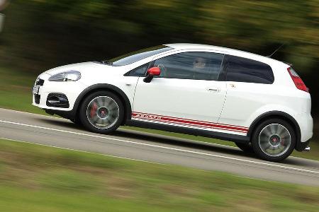 Rote Race-Streifen auf weißem Grund und farblich abgehobene Außenspiegelkappen ersetzen beim Abarth das schnuckelig-moderne ...