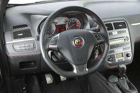 Besser als das Abarth-Volant liegen Lenkräder selten zur Hand.