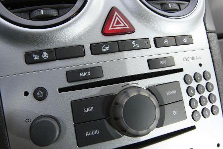 Zentrale Bedieneinheit mit Touchscreen und Navigationssystem.