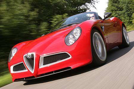 Vor allem die in Silber gefassten, Baffi und Scudetto genannten Lufteinlässe sorgen für ein Déjà-vu-Erlebnis.