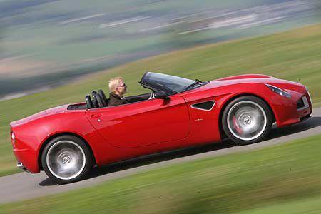 Radstand und Spurweite sind um wenige Zentimeter größer als beim Maserati Spyder, die Länge fällt mit 4,28 Meter jedoch zwei...