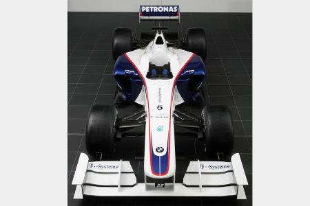 Unter der breiten Nase hängt der mächtige dreigeteilte Frontflügel.