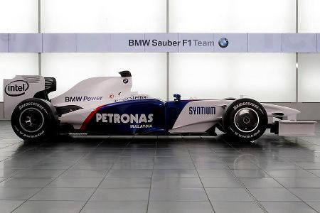 Die Seitenkästen fallen nach hinten stark ab.