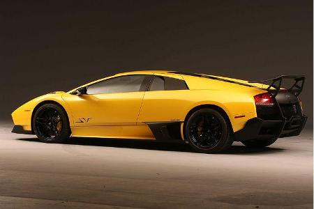 Pirelli P Zero Corsa-Sportreifen vorne in der Größe 245/35 - und hinten mit 335/30 sind Serie.