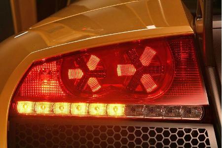 n der Unterseite vom zweistufigen Diffusor-System, das komplett in Kohlefaser gefertigt ist. Die Heckleuchten zeigen ihre Li...