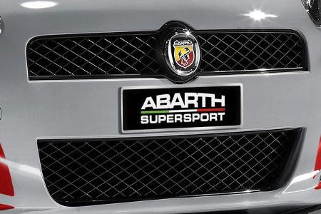 In Anlehnung an die historischen Abarth-Rennfahrzeuge ist der Supersport in 