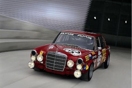 Mit einem 300 SEL begann die Geschichte von AMG. Der von einem 6,3-Liter-V8 befeuerte Mercedes ...