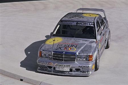 Damals waren die DTM-Renner noch deutlich robuster als die fragilen Kohlefaser-Boliden aus der heutigen Zeit.