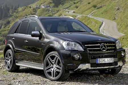 Die Karosse trägt einen speziellen Braun-Ton. Kontrastpunkte setzen verchromte Zierstäbe.