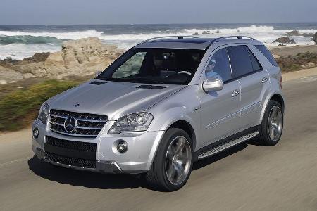 Eine Motorhaube mit Powerdomes.